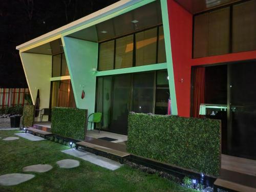 Fruit Houses: Pineapple House. Fast wifi