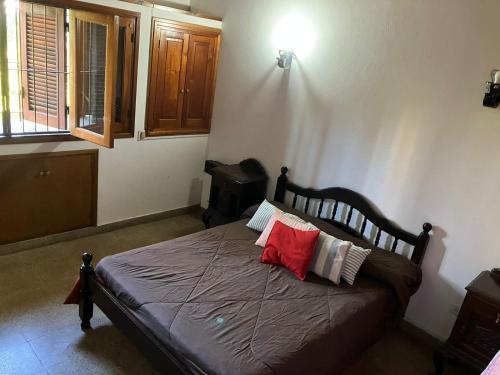 1 dormitorio con 1 cama con 2 almohadas en Losgumitas.3 en Villa Gesell