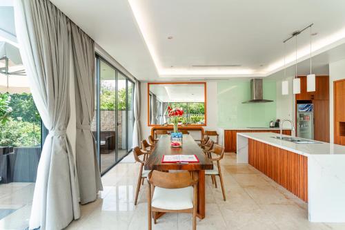 Η κουζίνα ή μικρή κουζίνα στο Sunny Beach Villa
