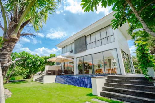 Κήπος έξω από το Sunny Beach Villa