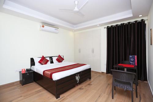 מיטה או מיטות בחדר ב-OYO Flagship Maira Homes