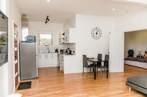 eine Küche und ein Esszimmer mit einem Kühlschrank und einem Tisch in der Unterkunft The Pavilion on Grossman's in Torquay