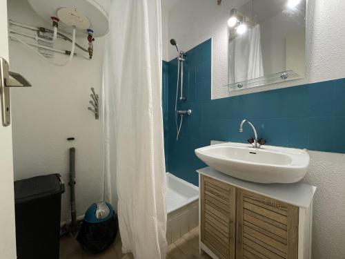 a bathroom with a sink and a shower and a tub at Studio Sète, 1 pièce, 4 personnes - FR-1-338-434 in Sète