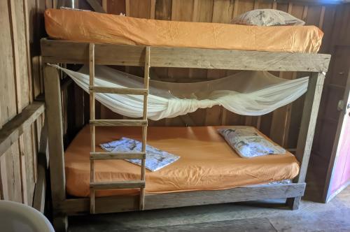 Двох'ярусне ліжко або двоярусні ліжка в номері Cabañas en Playa la Barra
