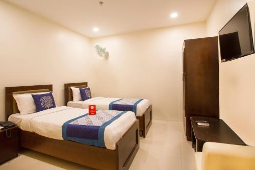En eller flere senge i et værelse på Capital O 10225 Wild Wings Hotel Near Omni Hospital Lane Nagole main road