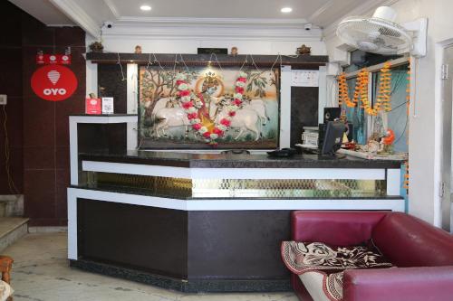 The lobby or reception area at OYO Hotel Dwarika Inn