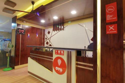 un bar con mesa de ping pong en una habitación en Hotel Rj Grand, en Coimbatore