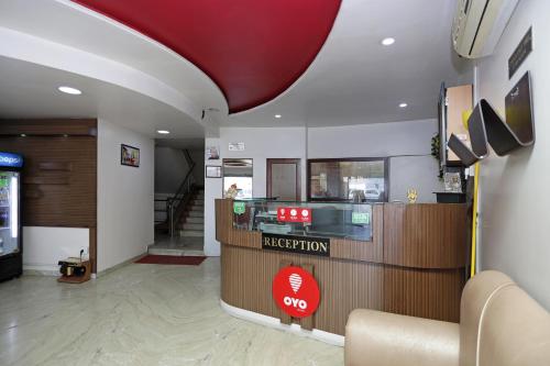 Televisyen dan/atau pusat hiburan di OYO Hotel Bliss Executive Near Sant Tukaram Nagar Metro Station
