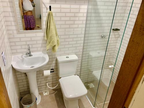 a bathroom with a toilet and a sink and a shower at Casa Pitanga - Abraão - Ilha Grande in Abraão