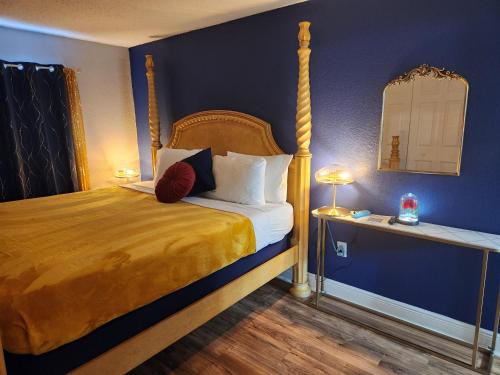 a bedroom with a bed with yellow sheets and pillows at Beautiful 2-Bedroom Condo Near Universal and other Orlando Attractions, King Bed & Wi-Fi in Orlando