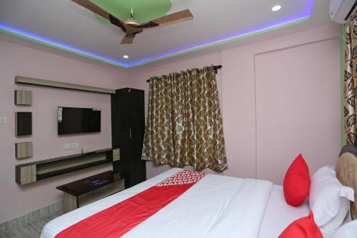 En eller flere senger på et rom på OYO 22566 Red Velvet Inn Near Chinar park,Airport