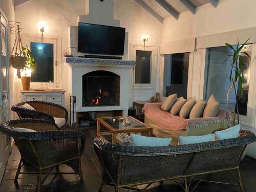 sala de estar con sofá y chimenea en Amplia casa a cuadras del mar, en Punta del Este