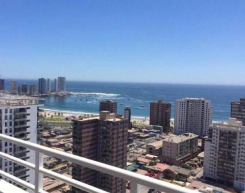 een balkon met uitzicht op de oceaan bij Matiz in Iquique