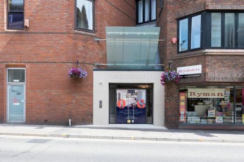 Eine Fassade oder ein Eingang zu Charming Studio Flat in the Heart of Reading CHRL F1