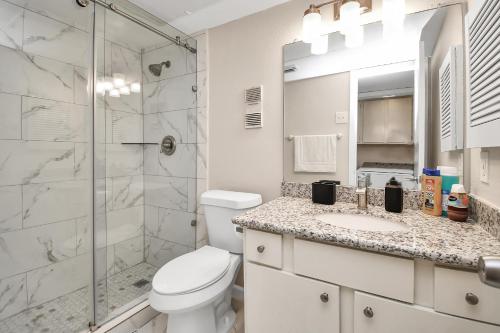 Bathroom sa Serenity in Grey: Queen Bedroom