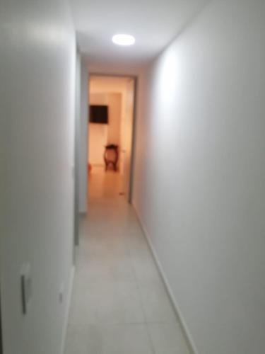 un couloir vide menant à une chambre dans l'établissement Apartamento Sabaneta sector Mayorca, à Sabaneta
