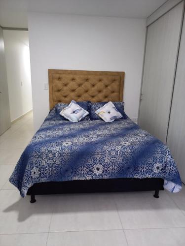 - une chambre avec un lit et 2 serviettes dans l'établissement Apartamento Sabaneta sector Mayorca, à Sabaneta