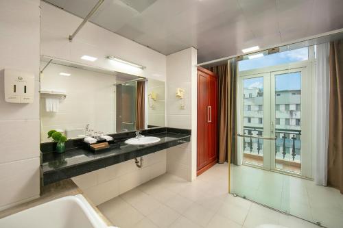 Un baño con lavabo y un espejo grande. en Lao Cai Star Hotel, en Lào Cai