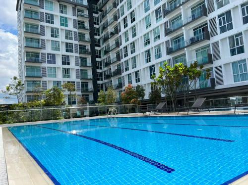 une grande piscine en face d'un bâtiment dans l'établissement Kuching Apartment @ TT3 SOHO Near NorthBank, à Kuching