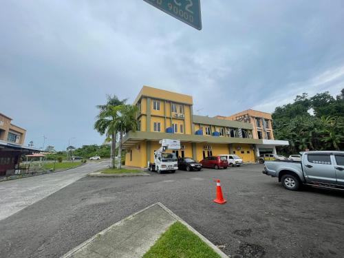 サンダカンにあるThe Hotelの黄色い建物前の看板