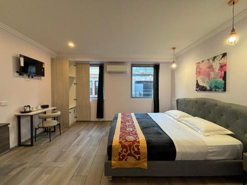 Sydney RiseOn Hotel في سيدني: غرفة نوم فيها سرير ومكتب