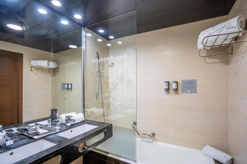 bagno con doccia, lavandino e servizi igienici di Abba Huesca a Huesca
