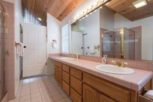 Ένα μπάνιο στο Tahoe Vista Home w/ Spa close to Northstar & Lake