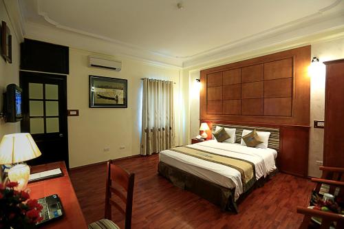 Katil atau katil-katil dalam bilik di MoonView Hotel HN - by BAY LUXURY