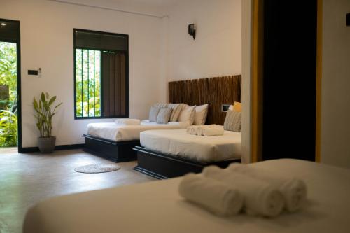 Una cama o camas en una habitación de Banana Bunks Mirissa