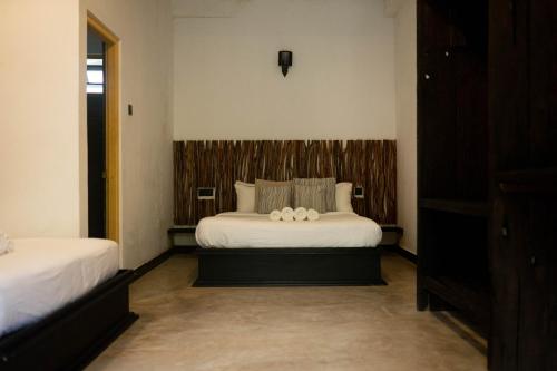 Una cama o camas en una habitación de Banana Bunks Mirissa