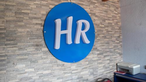 a hr logo on a wall with a printer at Hotel Rarinco in Los Ángeles