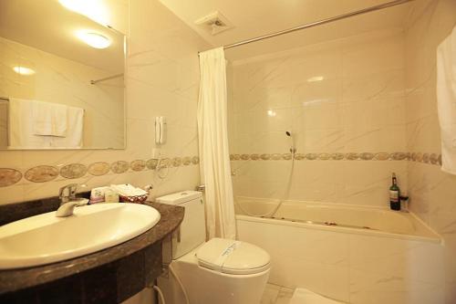 Bilik mandi di MoonView Hotel HN - by BAY LUXURY