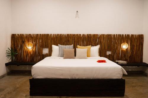 Una cama o camas en una habitación de Banana Bunks Mirissa