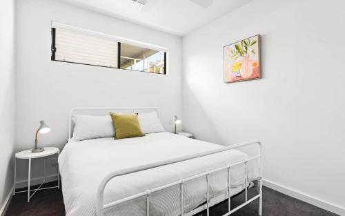 Un pat sau paturi într-o cameră la Golden Views at Normanville 36 Union Road