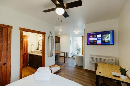 una cucina e un soggiorno con ventilatore a soffitto di Blacktail Mountain At Switchback Suites a Kalispell