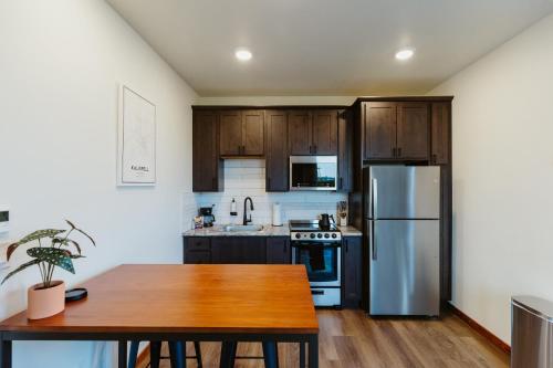 Cucina o angolo cottura di Blacktail Mountain At Switchback Suites