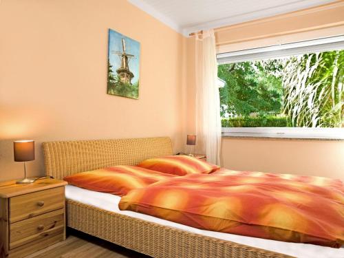 - une chambre avec un lit et une fenêtre dans l'établissement Meertied, à Oertzenhof