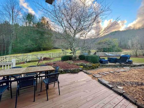 a picnic table and chairs on a wooden deck at Golden Acres Ranch Hot Tub+Gameroom+Creek & wifi in Highlands