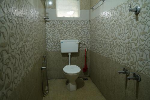 DREAMS AIRPORT RESIDENCY في نيدومباسيري: حمام مع مرحاض في كشك