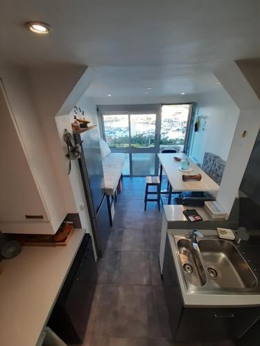 - une cuisine et une salle à manger avec un évier et une table dans l'établissement Cabanon Vue mer et calanques Les Goudes, à Marseille