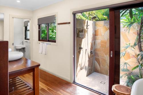 Un baño de Away Guesthouse- Away on Shirley Lane