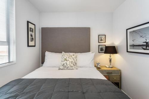 Una cama o camas en una habitación de Stylish 2BR 2Bathroom Apartment, Kingsland, Auckland