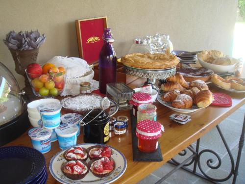 a table topped with lots of different types of food at B&B Pieve Degli Artisti in Pietrasanta