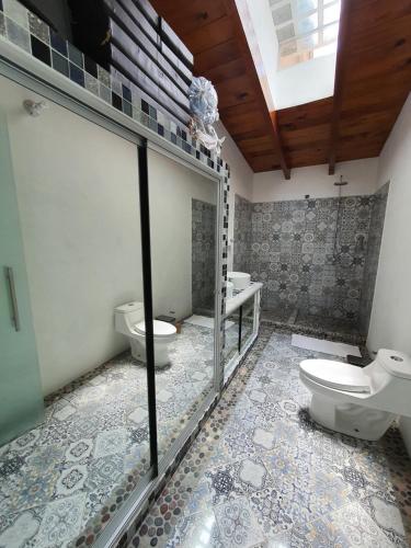 y baño con 2 aseos y ducha. en Casa Tamarindo, en Alpuyeca