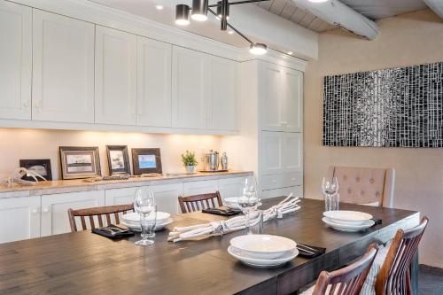 Un comedor con mesa y sillas y una cocina. en Casa TATIZ • Privacy in a Southwestern Gem, en Santa Fe