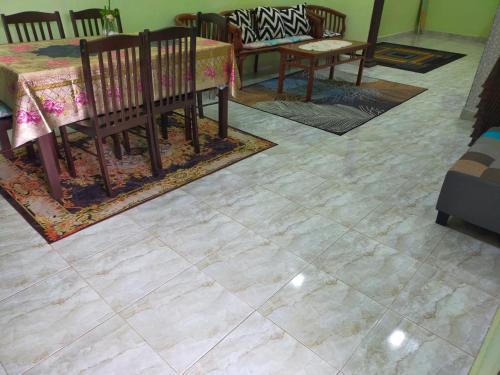 d'une salle à manger avec une table et des chaises. dans l'établissement ABAH HOMESTAY, MANIR, KUALA TERENGGANU, (HOMESTAY B), à Kuala Terengganu