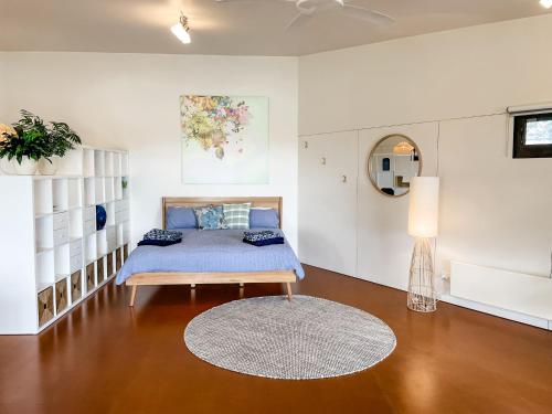 Voodi või voodid majutusasutuse Tranquil Garden Studio with Stunning Lake Views toas