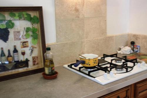 - une cuisinière avec un pot dans l'établissement Gîte Maison provençale Coeur du Var (rez-de-chaussée), à Gonfaron