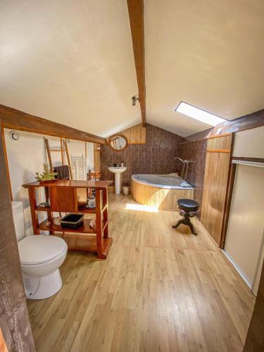 a bathroom with a tub and a toilet and a sink at Ryokan Lankana in Exideuil