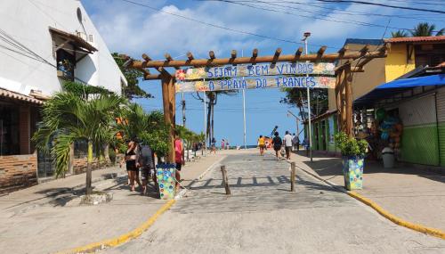 a street with a sign that says star fish and chips at the beach at Casa de Veraneio na Praia do Francês in Marechal Deodoro